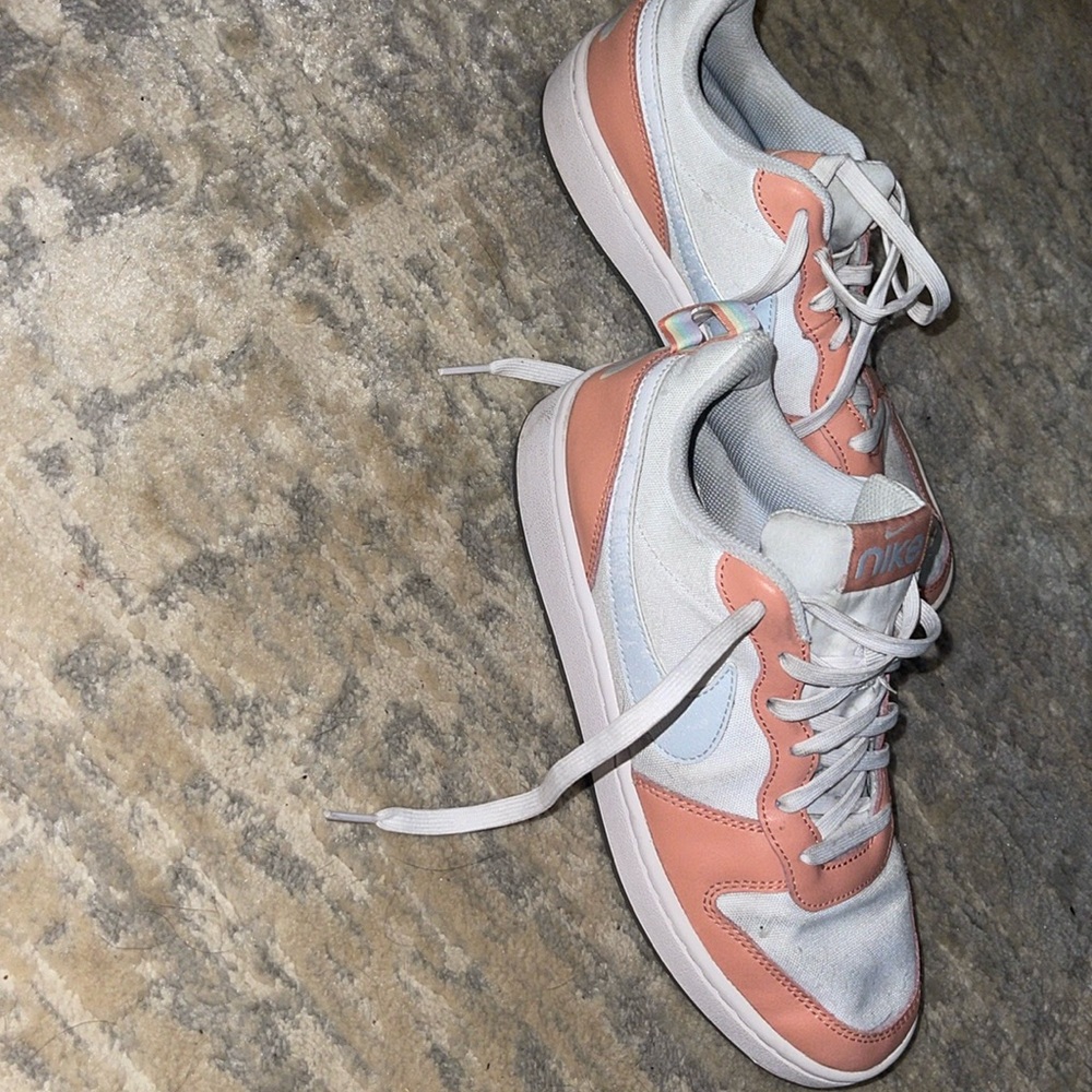 Nike Air Force.